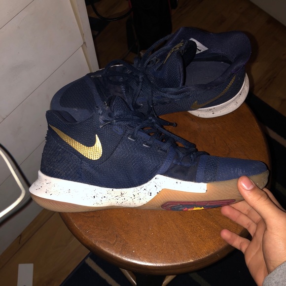 Kyrie 3s - Picture 3 of 3